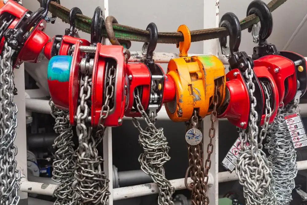 Industrial chain hoist and lever hoist for heavy lifting